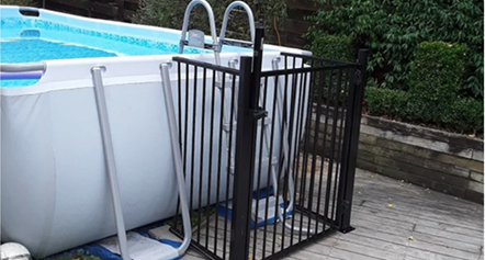 Removable pool ladder