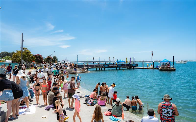 A crowed of people watching the Manu comp